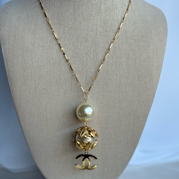 Chic Gold and Pearl Necklace - Picture 4 of 5